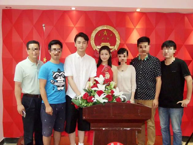  陈晓陈妍希领证 与亲友合影 新人羞涩端庄(组图