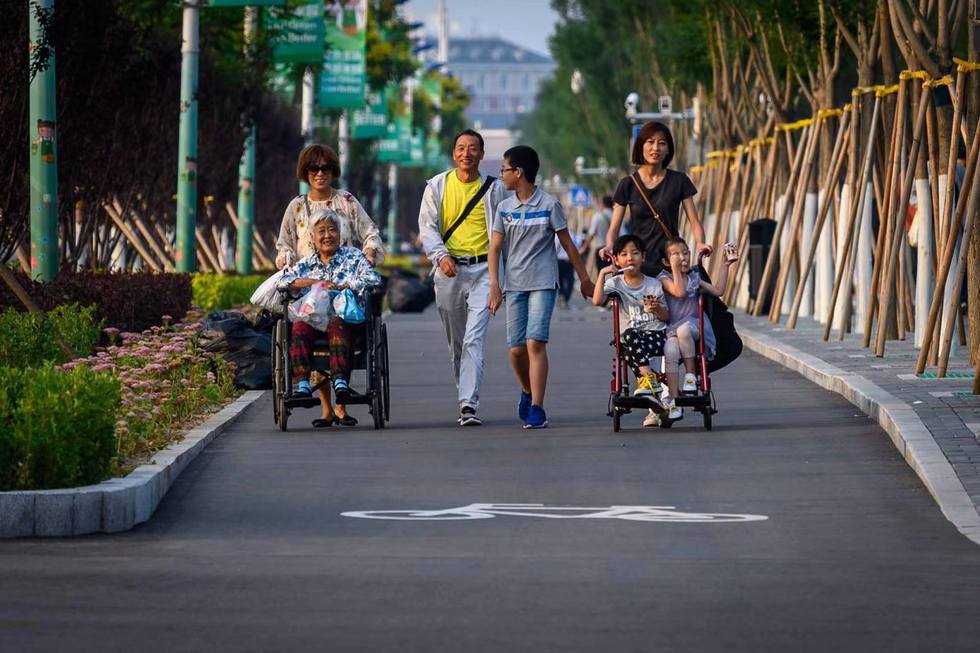 图片默认标题_fororder_在街头悠闲漫步的市民 摄影 哈里安迪•哈非德