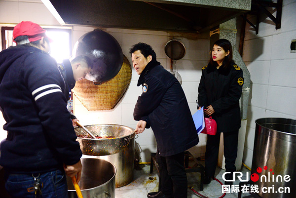 图片默认标题_fororder_执法人员正在检查火锅底料