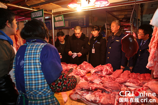 图片默认标题_fororder_配图：执法人员正在检查广安区万盛市场一猪肉摊位