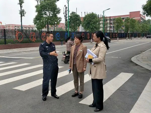 民警在校园周边路段进行安全检查 供图 青神县公安局据悉,针对学校