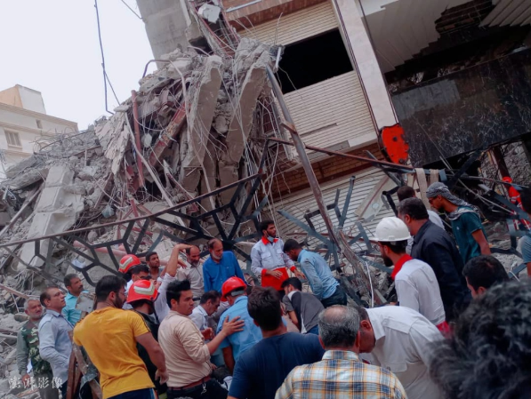 《天辰注册地址伊朗10层建筑物倒塌现场：80人仍被困瓦砾下 承包商已被捕》