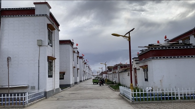 趙雲莎記者が伝えるチベットの今―①ガル県「康楽新居」の幸せな生活_fororder_1