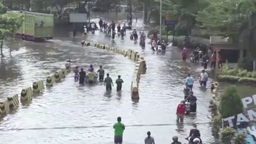 洪水来袭 印尼中爪哇省数千人被迫撤离