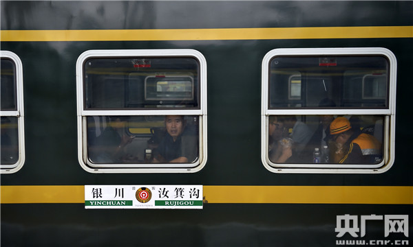 发现最美铁路·重走丝绸之路｜开往贺兰山深处的“慢火车”：