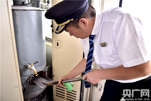 发现最美铁路·重走丝绸之路｜开往贺兰山深处的“慢火车”：