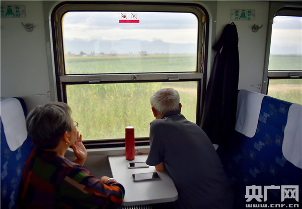 发现最美铁路·重走丝绸之路｜开往贺兰山深处的“慢火车”：