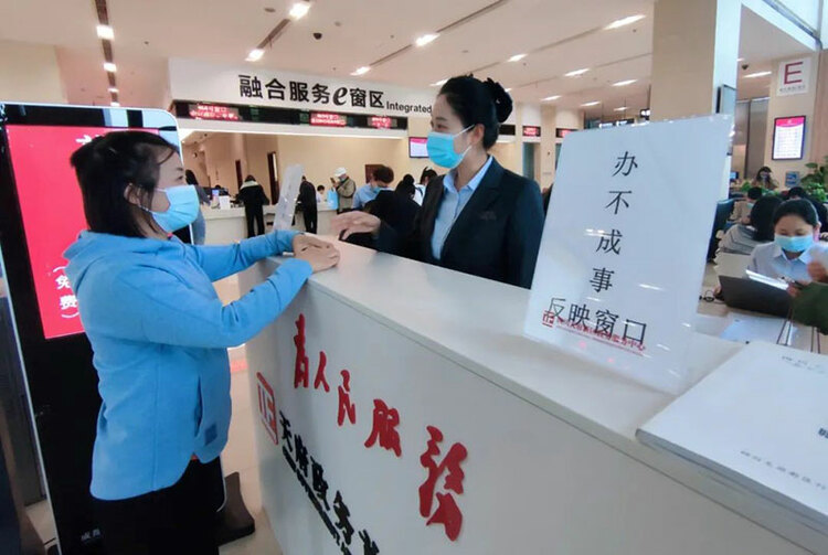 天府新区行政审批局设立“办不成事”窗口,解决企业群众难题_fororder_市民在窗口与工作人员交流-供图-天府新区党群工作部