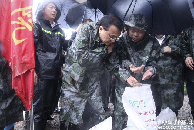 李克强在武汉长江干堤现场指挥抢险救灾