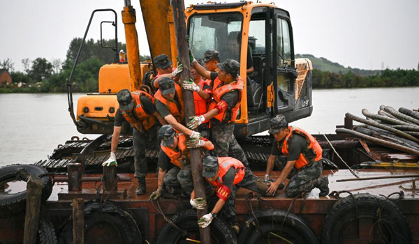 ทหารปลดปล่อยประชาชนจีนฝ่าฝนสร้างเขื่อนหนานจ๋ารับมือน้ำท่วม_fororder_大坝外显