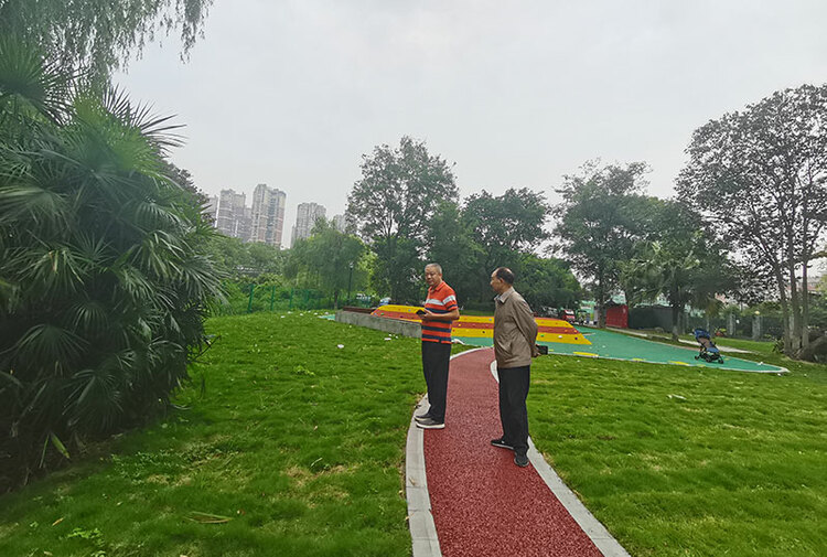 成都温江:美丽的“两拆一增”绿地微景观公园让居民幸福感飙升_fororder_蒋任华老人(右)同邻居在“两拆一增”绿地微景观公园里漫步-摄影-杨建昆