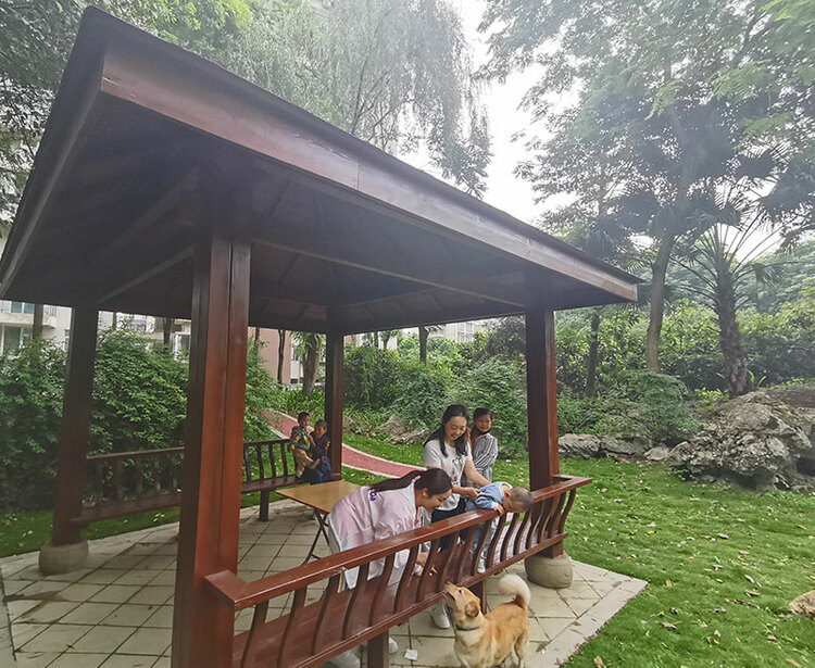成都温江:美丽的“两拆一增”绿地微景观公园让居民幸福感飙升_fororder_居民在“两拆一增”绿地微景观公园的凉亭里游玩-摄影-杨建昆
