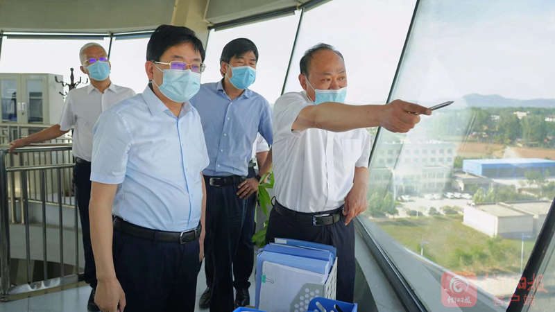 【客户端转发】信阳市市长陈志伟前往明港机场调研