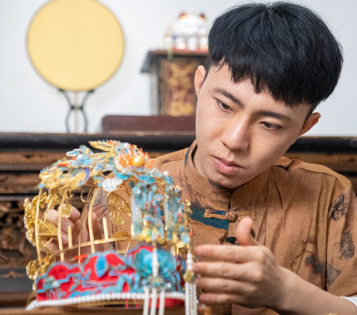 Filigree Mosaic Craftsman in Southwest China's Chongqing