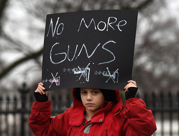 民调显示过半美国人盼控枪法律更严