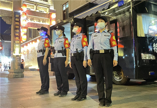 连云港巡逻女警在狂风暴雨中撑起遮阳伞_fororder_图片 3