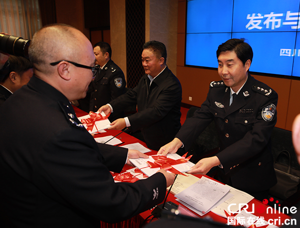 图片默认标题_fororder_领导向地方监狱代表发放标准-四川监狱管理局供图