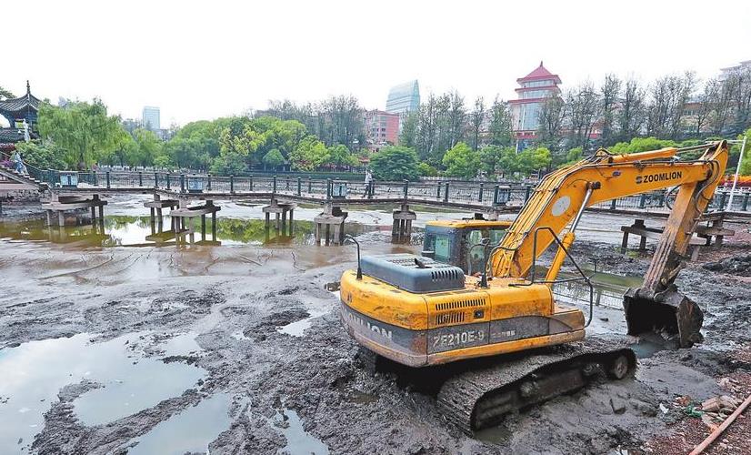 昆明翠湖公园加紧湖塘清淤