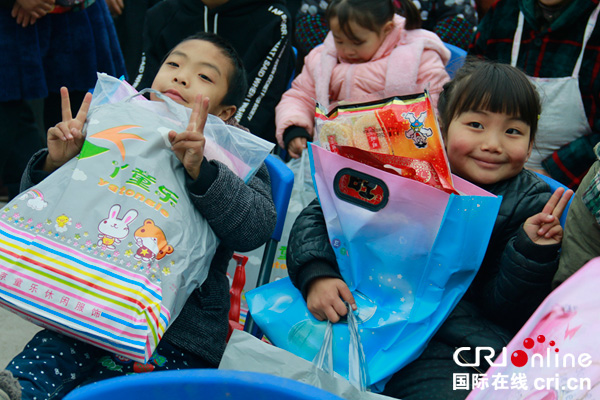 图片默认标题_fororder_孩子们领到新衣服很开心