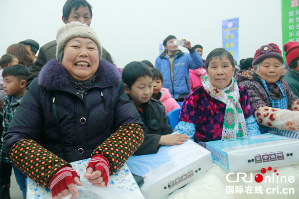 图片默认标题_fororder_困境妇女领到新春慰问品很高兴