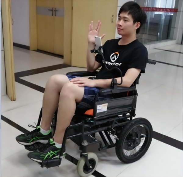 【原创】重庆科技学院研发团队推出多模式控制自主导航轮椅_fororder_图片3(1)