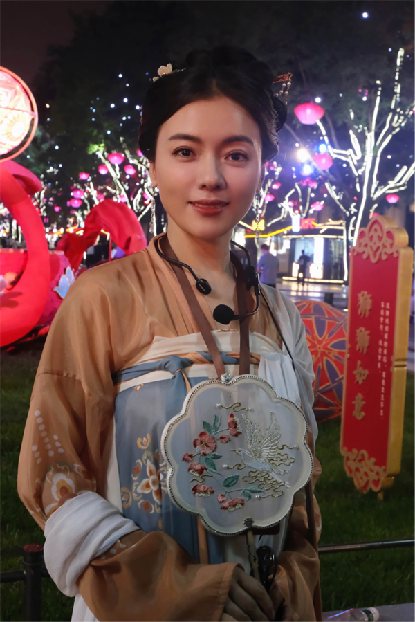 从歌唱家陈思思到导游“唐心”:诠释中国女性知性大方的形象_fororder_图片1