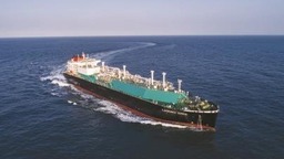 【图说上海】全球最大江海联运型LNG船在沪交付
