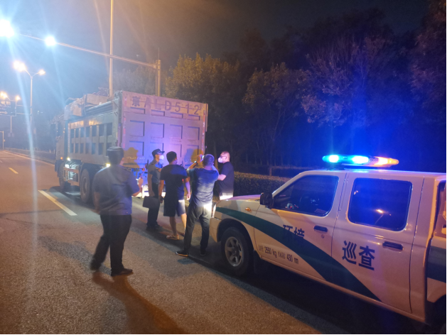 房山区多部门联合夜查 打击跨区违规运输渣土等行为 房山区多部门联合夜查 打击跨区违规运输渣土等行为