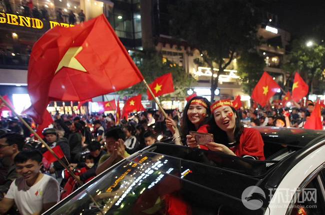 万人空巷!越南民众举国旗游行 庆祝球队晋级