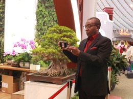 来自肯尼亚的世界设计组织前主席穆甘迪•姆托瑞达在中国馆内参观拍照