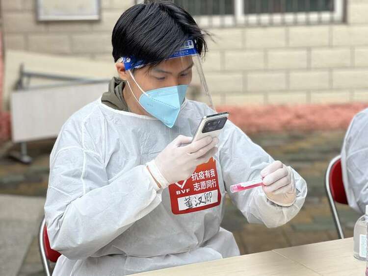 北京战“疫”攻坚时刻，他们选择成为核酸检测志愿者
