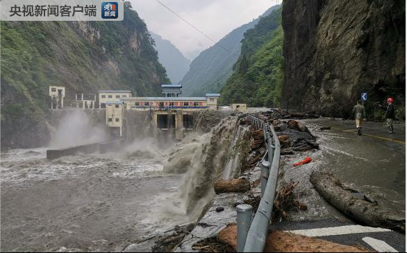 四川汶川龙潭电站大坝漫坝处水位下降 抢险工作有序进行