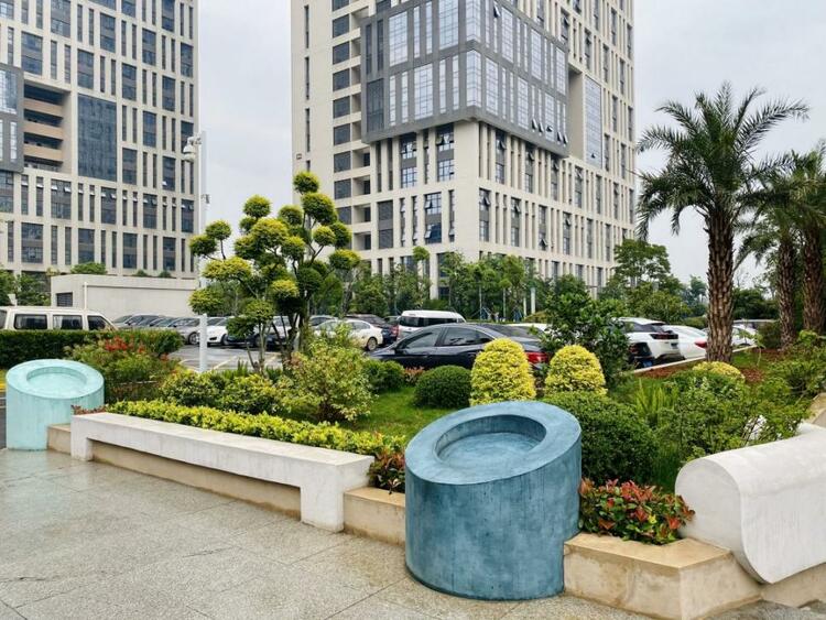 高颜值会“变脸”,光谷这条人行道你走过吗?