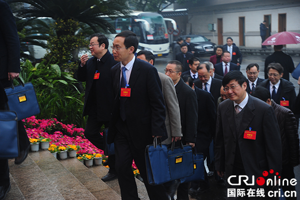 图片默认标题_fororder_政协委员陆续进场（摄影-刘世光）