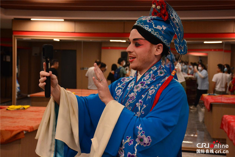 走进百年易俗社 外国博主“变装”状元郎 走进百年易俗社 外国博主“变装”状元郎_fororder_图片3