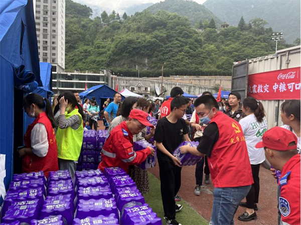 中粮可口可乐饮料(四川)有限公司紧急调配饮用水驰援四川芦山_fororder_未标题-4