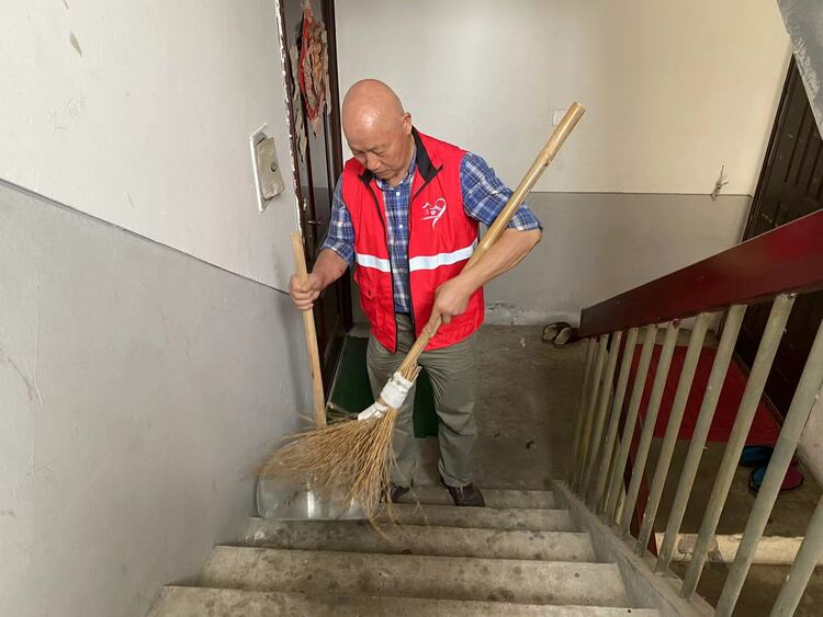 宁波市北仑区霞浦街道:一千多天的日子里 这名宝藏老男孩用“微笑服务”温暖邻里_fororder_42