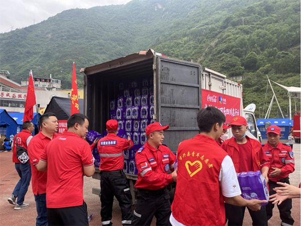 中粮可口可乐饮料(四川)有限公司紧急调配饮用水驰援四川芦山_fororder_未标题-3