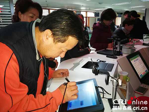 图片默认标题_fororder_居民正在自助办理出入境业务（谭成儒摄影）