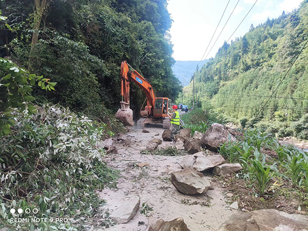 芦山地震特别报｜四川：高速公路桥梁隧道均正常 通行畅通_fororder_石凤村抢险保通-(8)-供图-四川省交通运输厅