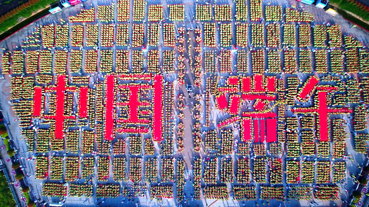 【网络中国节·端午】大家来找茬:中国龙舟赛VS剑桥牛津赛艇对抗赛