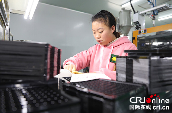 图片默认标题_fororder_贫困群众在该市工业新城电子产业园某产品生产线上紧张工作-(2)