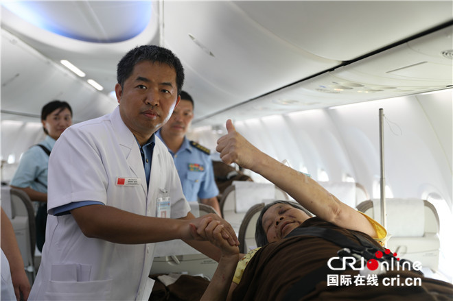 老挝车祸受伤的20名中国游客回国