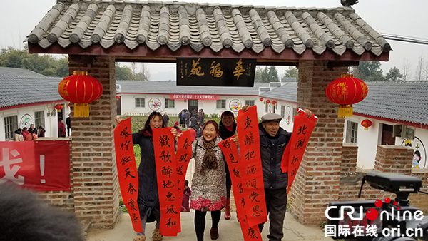 图片默认标题_fororder_群众领到春联