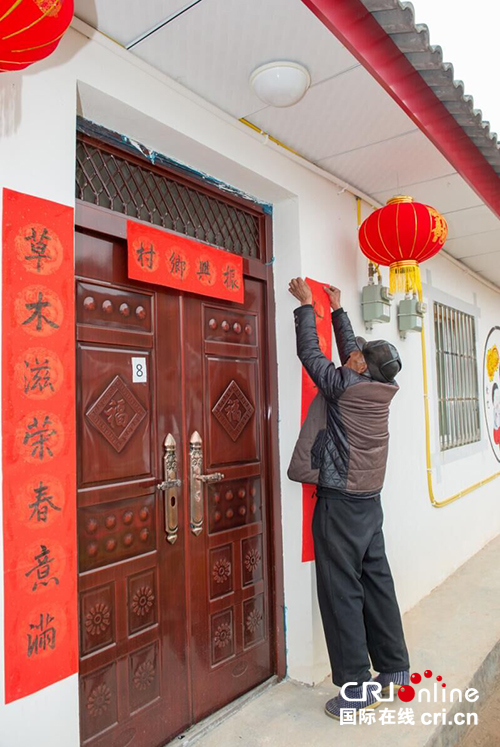 图片默认标题_fororder_群众张贴乡村振兴标语的春联