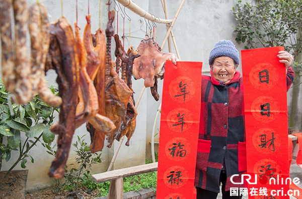 图片默认标题_fororder_群众拿着春联