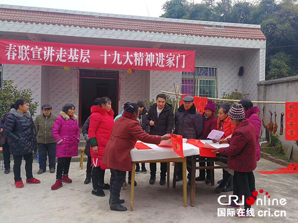 图片默认标题_fororder_书法家现场为群众写春联