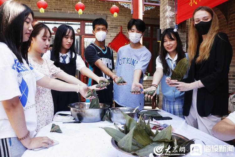 外国友人包粽子体验传统民俗：在这里有家的温暖！