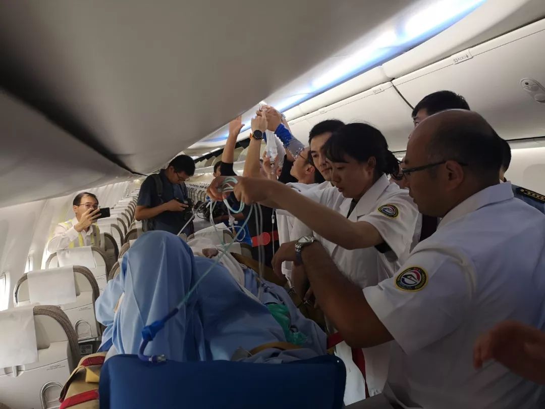我军“和平列车”医疗队成功护送4名受伤同胞回国