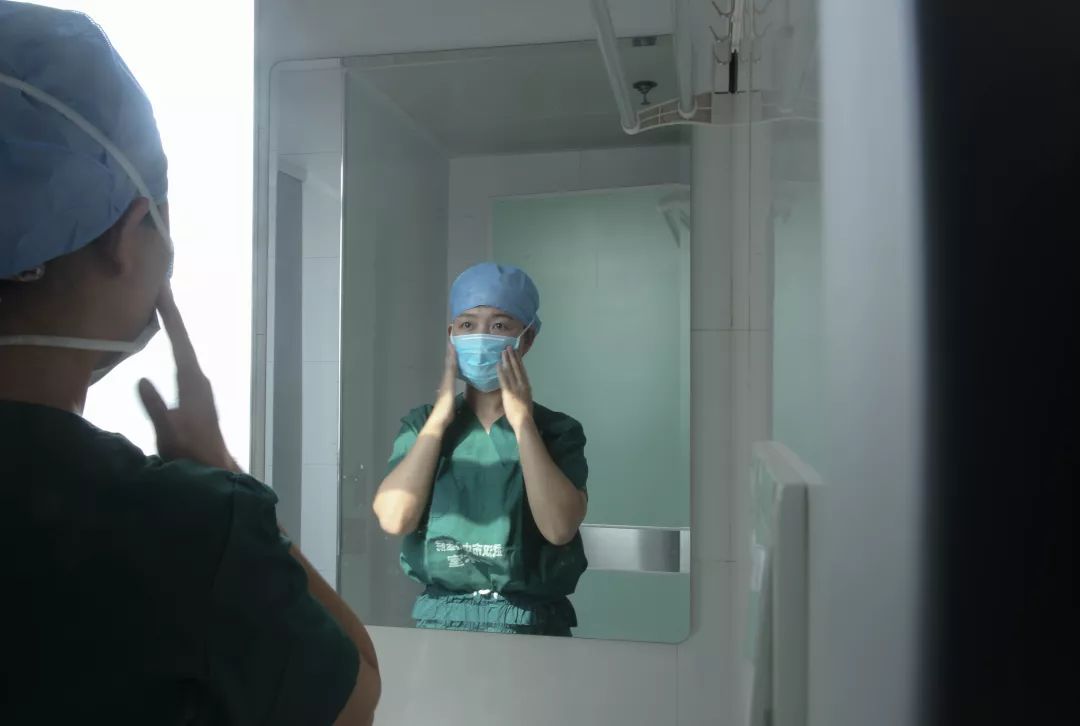 【暖医·1949-2019】“我不是超人”，也有藏在口罩后的千面